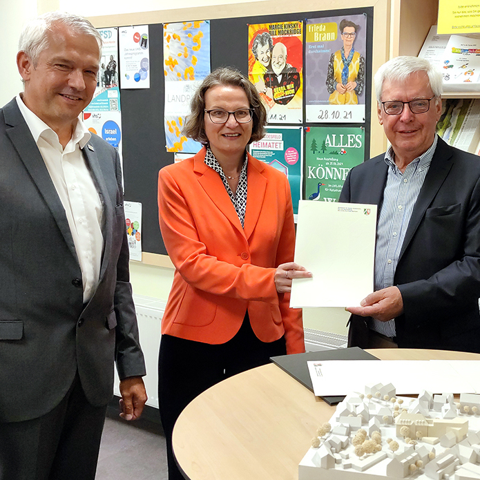Übergabe des Förderbescheids durch Ministerin Ina Scharrenbach. V.l.: Bürgermeister Sendermann, Ministerin Scharrenbach, Ludger Besse (Heimatverein Olfen) 