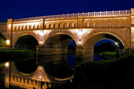 Dreibogenbrücke bei Nacht