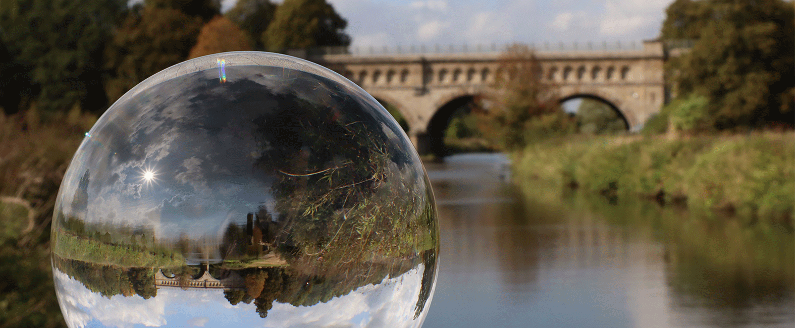 Glaskugel vor der Dreibogenbrücke; Foto: Daniel Borrmann Glaskugel vor der Dreibogenbrücke; Foto: Daniel Borrmann